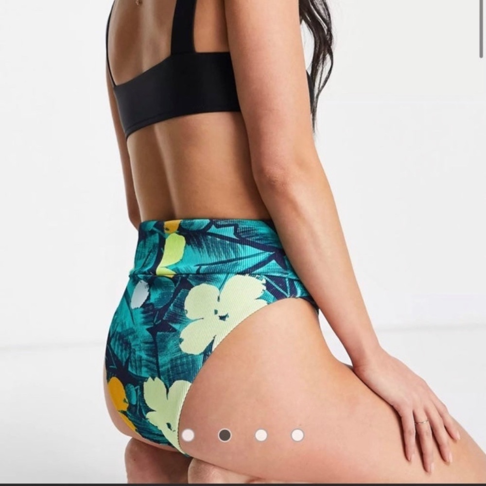Tropical swim bottom